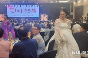 [포토] "평화기원 최영철 가수, 한국의 멋은 이런 것이죠"