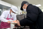 [포토] 홍태용 김해시장, 새해 맞이 노인복지관 배식 봉사