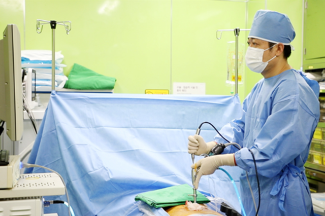 겨울철 심해지는 척추 통증…‘단일공 내시경 수술’로 개선 가능