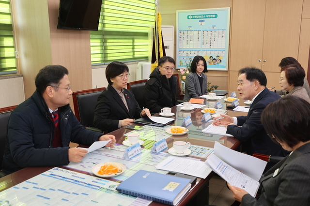 정은경 복지부 장관, 진천군 의료‧요양 통합돌봄 점검...전국 시행 앞두고 현장 목소리 청취