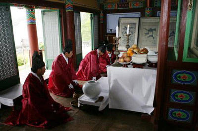 제469주년 충무공 이순신 장군 탄신 기념 다례제를 올리고 있다