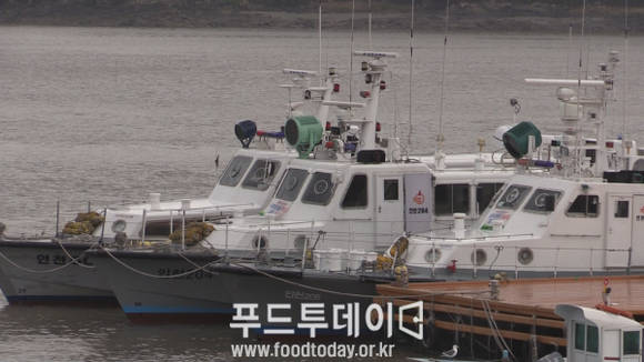 강화군 행정선이 정박해 있다.