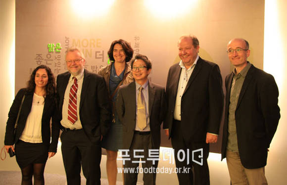 노르웨이 froya학교 방문단이 박람회장을 방문해 기념사진을 찍고 있다