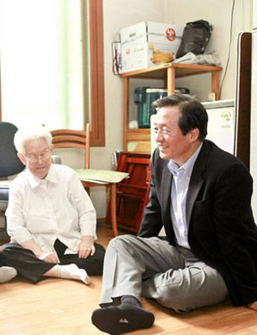 정몽준 새누리당 서울시장 후보가 노인정을 찾아 선거유세를 하고 있다