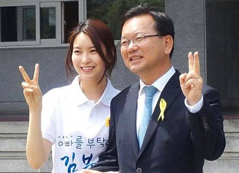 새정치민주연합 김부겸 대구시장 후보가 딸 연기자 윤세인과 선거유세를 하고 있다.