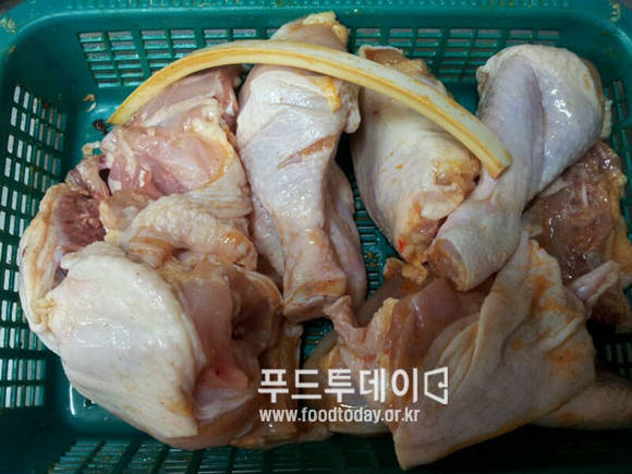 이흥묵씨가 증거로 제출한 고무벨트가 섞여 있는 닭 사진