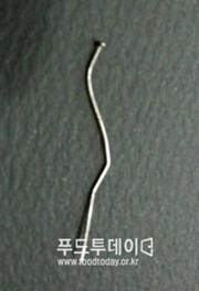 이흥묵씨가 증거로 제출한 닭에서 나온 옷핀 사진