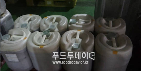 쌓여있는 중국산 꿀대추차 원액