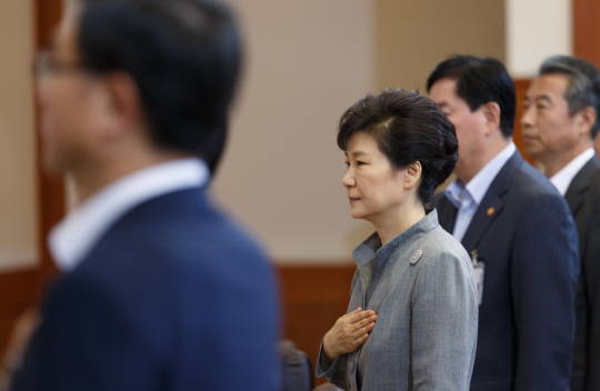 박근혜 대통령이 국무회의에 앞서 국민의례를 하고 있다 (사진=청와대)