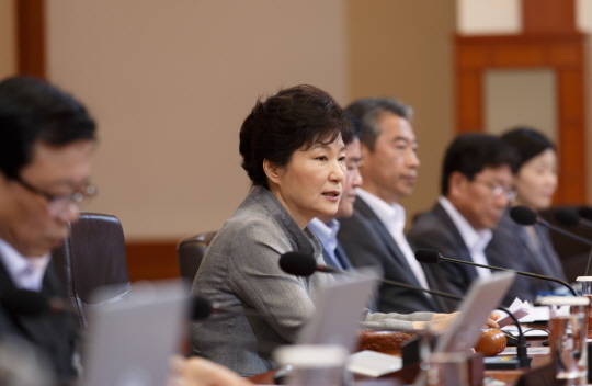 박근혜 대통령이 국무회의를 진행하고 있다