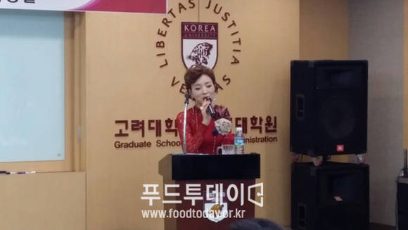 고려대 행정대학원 19기 종강식서 특강을 하고있다
