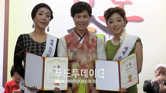 가수 현자는 지난 10월 31일 일산 킨텐스서 열린 향토식문화대전 홍보대사로 위촉됐다