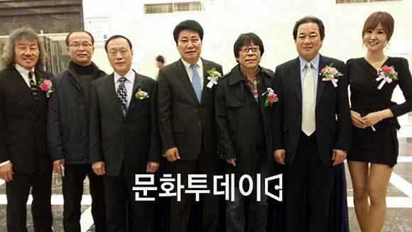 전통가요협회 김정민 회장이 솔미디어 김상옥 사장,송결 작곡가,김용환 악단장,황충재 권투선수, 가수 윤수현