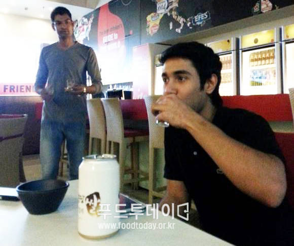 막걸리 마시고 있는 외국인