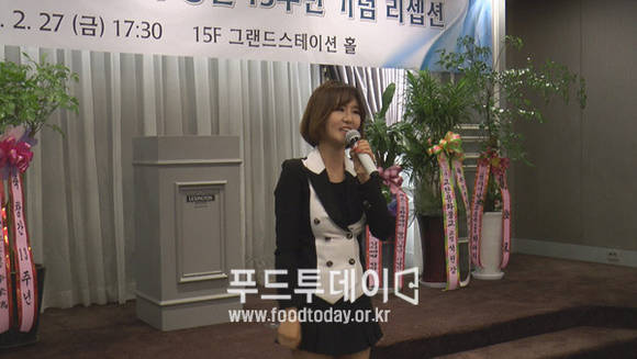 가수 운수현 열창하는 모습