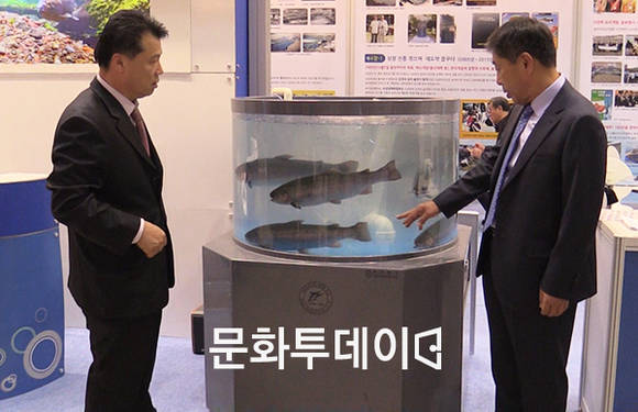 송어 양식 50주년을 맞이해 황창연 푸드투데이 대표와 오영택 회장이 덕담을 나누고 있다.