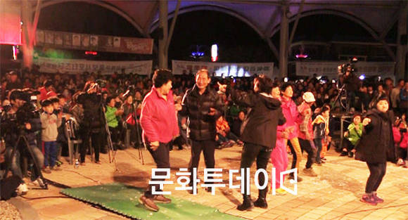 노래에 맞춰 춤추는 관객들