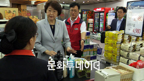 계산하는 김승희 식품의약품안전처장