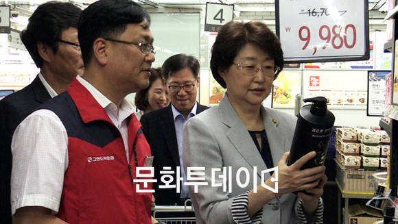 김승희 식품의약품안전처장이 그랜드마트에서 샴푸제품을 보고있다.