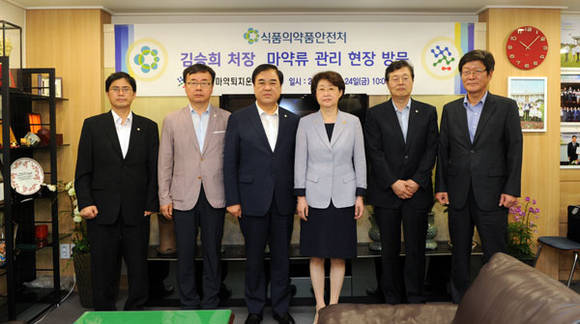 김승희 식품의약품안전처장 마약퇴치운동본부 방문 (식품의약품안전처 제공)