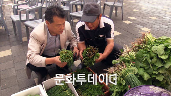 황창연 푸드투데이,문화투데이 대표와 황규태 교동면 농업경영인회장 교동면에서 생산되는 농산물을 보고 있다.