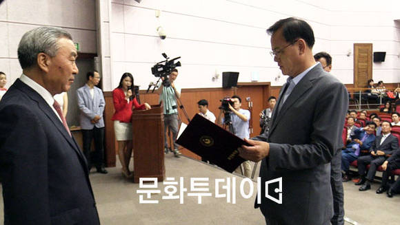 이명수 국회의원이 아시아로하스 산업대전 수상자에게 상을 시상하고 있다.