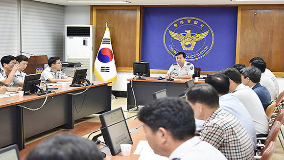 이준배 경찰서장이 교통사상자줄이기에 대한 긴급 대책회의를 주재하고있다.