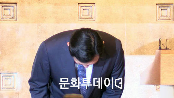 신동빈 롯데그룹 회장이 대국민 사과발표에 앞서 고개를 숙이고 사과하고 있다.