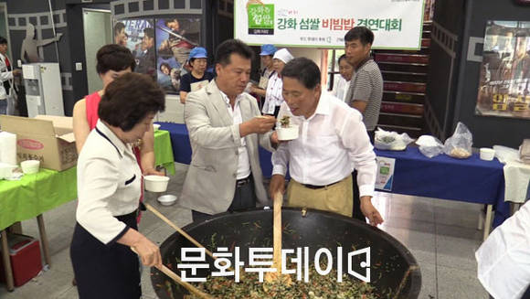 문화투데이 황창연 대표, 심사위원들과 시식을 하고 있다.