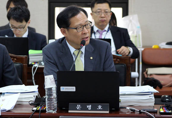 문병호 의원이 국회 미래창조과학방송통신위원회 국정감사에서 질의를 하고 있다. (문병호 의원실 제공)