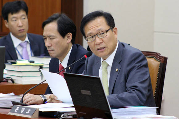 문병호 의원이 국회 미래창조과학방송통신위원회 국정감사에서 질의를 하고 있다. (문병호 의원실 제공)