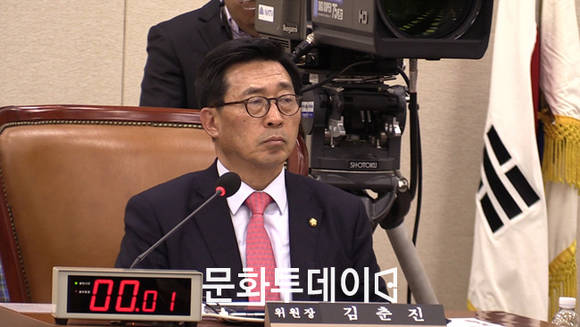 김춘진 국회 보건복지위원장이 모두발언을 하고 있다.