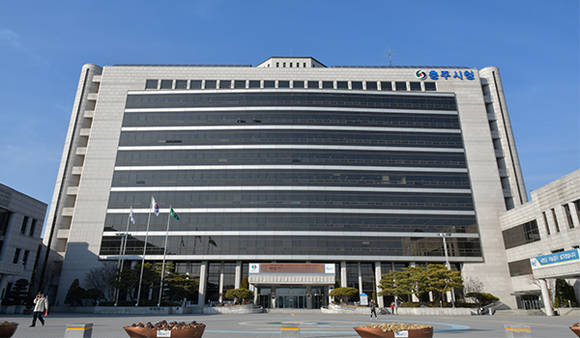 충북 충주시(시장 조길형)가 내 고장 사과 팔아주기를 추진하고 있다. 사진은 충주시청 전경.