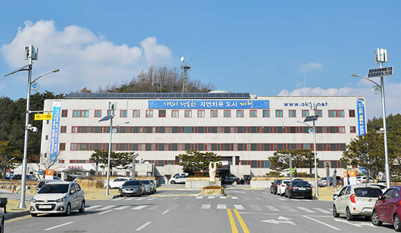 충북 제천시(시장 이근규)는 관내 농업인에게 농기계 사고로 인한 물·인적 손해를 보장받을 수 있는 농기계 종합보험을 지원한다. 사진은 제천시청 전경.