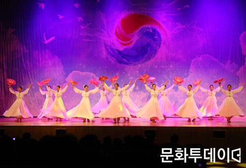 ‘2018 강릉문화올림픽’이 22일 강원도 강릉시 월화거리에서 개최된다. 사진은 DMZ세계평화자원봉사단 이 전통무용을 펼치고 있는 모습. (출처: DMZ세계평화자원봉사단)