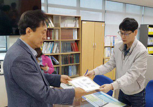 김춘진(65, 더불어민주당) 전북도지사 예비후보측은 송하진 후보를 공직선거법 상 기부행위의 금지제한과 사전선거운동 위반 등 공직선거법 위반 혐의로 전라북도선거관리위원회에 고발했다고 14일 밝혔다. (사진출처: 김춘진 후보 선거사무소)