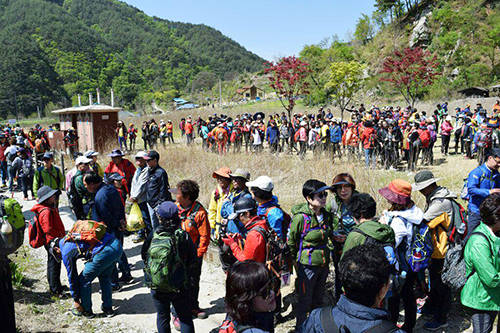 충북 충주시 산악연맹(회장 송영근)은 지난 29일 열차를 이용, 충주에서 경북 봉화군에 있는 낙동강 세평 하늘길 트레킹을 충주시민 860여명이 참석해 뜻 깊은 산행을 마쳤다고 30일 밝혔다. (출처: 충주시 산악연맹)