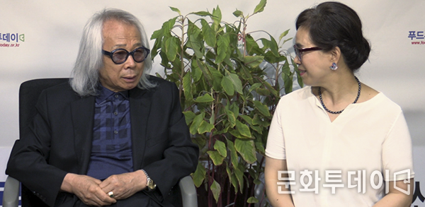 이동훈 한국가요작가협회장과 양향자 식문화연구가가 문화투데이 스투디오에서 인터뷰를 하고 있다