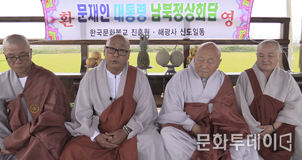 왼쪽부터 법령스님, 법륜스님, 혜승스님, 혜선스님