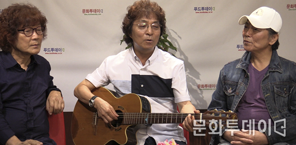 문화투데이 스투디오에서 가수 신성철, 유시형, 유영민이 인터뷰를 하고 있다
