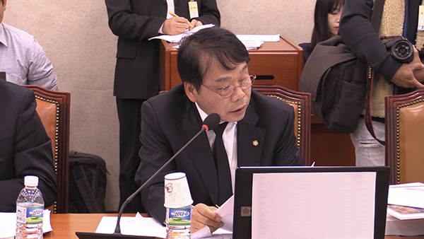 이완영의원 국회 국정감사장에서 질의를 하고 있다