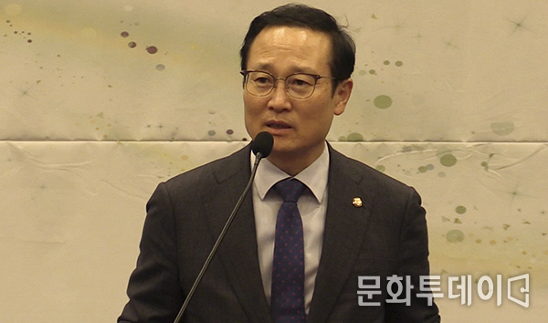 홍영표 더불어민주당 원내대표가 축사를 하고 있다