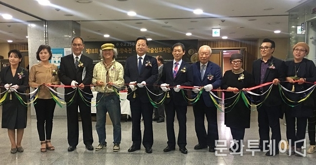 右네번째부터 정진태 前한미연합사 부사령관, 고성배 회장, 김두관 의원, 차홍규 한중미술협회장, 심정창 북경대학 한국학연구중심 주임.