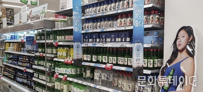  24일 이마트 제주 서귀포점. 이마트가 한라산 소주를 판매를 중단하며 주류코너에는 한라산 소주 '한라산'과 '올레' 제품을 찾을 볼 수 없다.