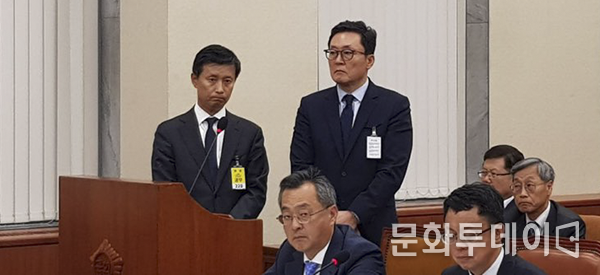 좌측 김철 SK디스커버리 대표 우측 이운규 애경산업 대표