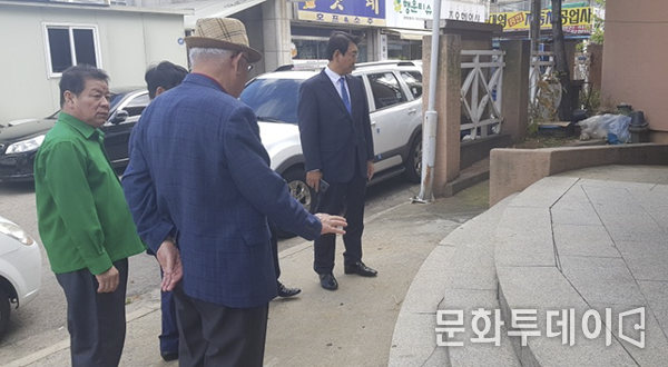 김교흥 위원장이 신현경로당에 민원처리를 하고 있다