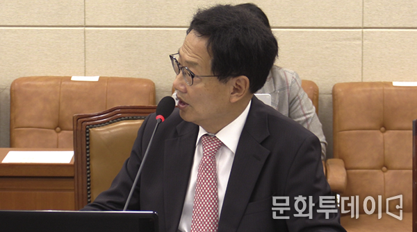 오제세 국회의원이 국회 보건복지위원회 국정감사에서 질의를 하고 있다