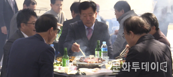 민경천 한우자조금위원회 위원장이 임원진들과 한우고리를 시식하고 있다