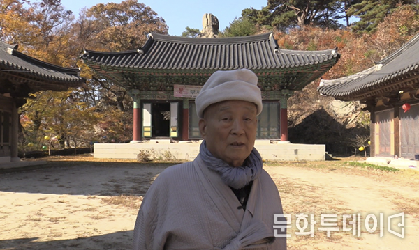 진경 스님이 문화투데이에서 천진보탑에 대한 설명을 하고 있다