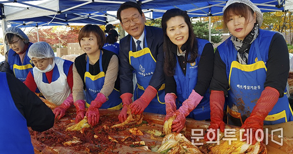 김교흥 더불어민주당 위원장이 인천 서구청 마실거리에서 인천서구협의회가 주최한 김장 나눔 행사에 참석했다